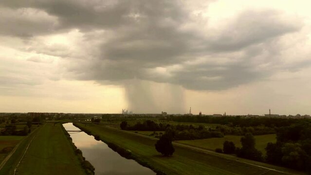 chmura burzowa z ulewą na horyzoncie