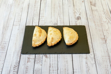 the empanadas are very similar to those from Tucuman, although somewhat larger. The most common fillings are beef, chicken, humita, vegetables, and ham and cheese