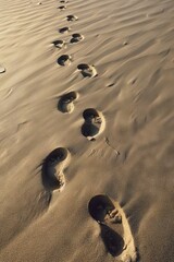 Fototapeta na wymiar Traces de pas dans le sable.