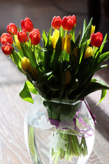 Bukiet czerwonych tulipany w szklanym wazonie. - obrazy, fototapety, plakaty