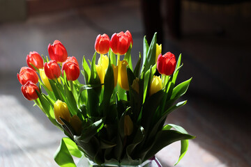 Bukiet czerwonych tulipany w szklanym wazonie. - obrazy, fototapety, plakaty