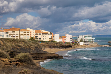 Fototapeta na wymiar Méditerranée et quartier des falaises du Cap d'Agde depuis les falaises volcaniques aux couleurs caractéristiques
