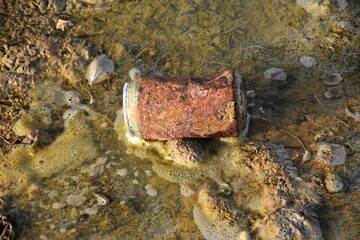 Lata contaminando agua
