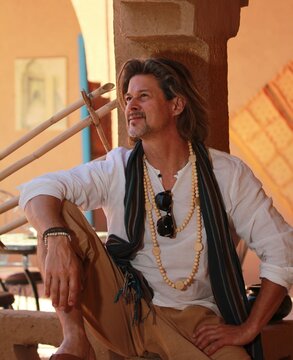 SMILING HAPPY PERSON ETHNIC PLACE MARROC SAHARA