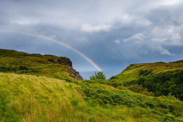 Regenbogen über dem Wasser nahe der Isle of Skye in Schottland