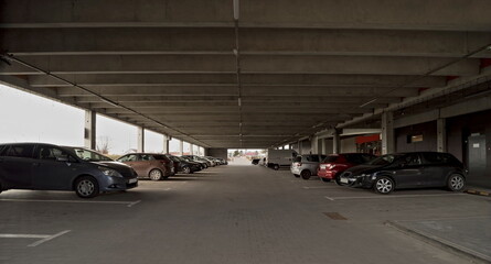Wielopoziomowy parking przy galeri handlowej .  Samochody zaparkowane na poziomie 1 parkingu .