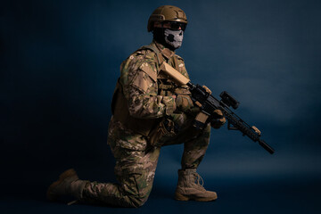 soldado militar  en sesión de fotos en estudio