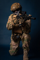 Fototapeta premium soldado militar en sesión de fotos en estudio