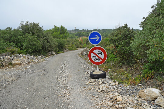 Panneaux de signalisation : chemin interdit aux véhicules à moteur.