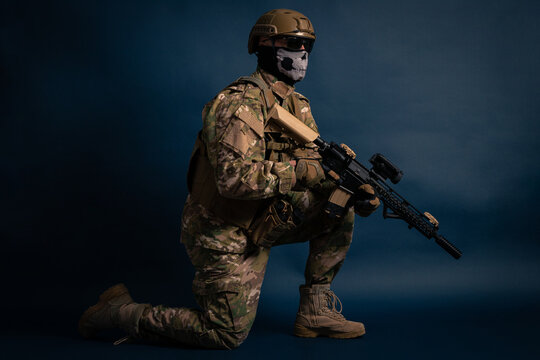 soldado militar  en sesi&oacute;n de fotos en estudio