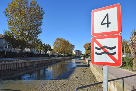 Panneaux de navigation sur le canal de la Robine, à l'étiage. Narbonne, Aude, Languedoc, Occitanie.
