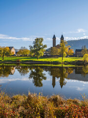 Obraz premium Ernst village and St Salvator church twin towers on Moselle river on a beautiful autumn afternoon in Cochem-Zell, Germany
