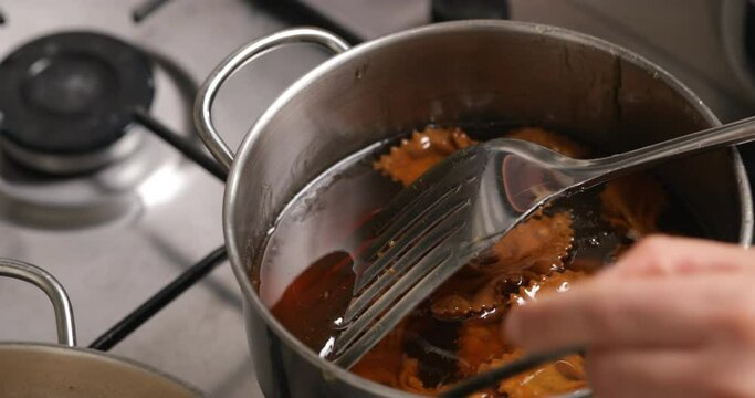 The magic continues: chebakia, fresh from the fryer, meets honey's embrace, resulting in a sweet symphony of indulgence
