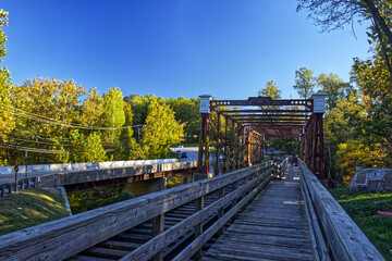 Traditional steel and wooden bridge over the river, Laurel, MD, USA - obrazy, fototapety, plakaty