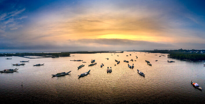  View panoramic of dawn on Quang Loi lagoon in Tam Giang lagoon, Hue City, Vietnam.