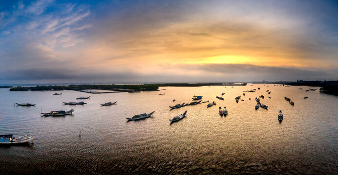  View panoramic of dawn on Quang Loi lagoon in Tam Giang lagoon, Hue City, Vietnam.