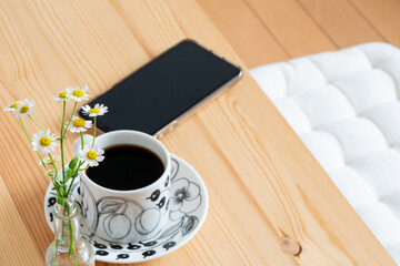 花とコーヒーと携帯