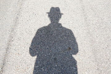 帽子をかぶった男性の人影