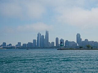 Naklejka premium Clouds blow in off of Lake Michigan as Chicago's impressive skyline looms above the shoreline