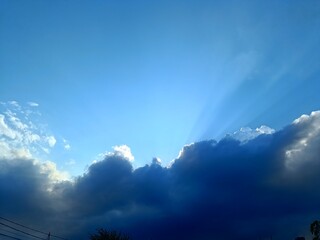 Cielo, sol y nubes