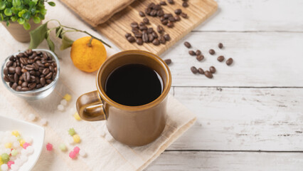 白い木目テーブルとコーヒー
