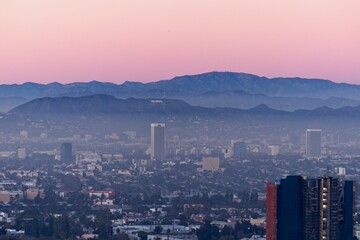 Fototapeta premium Mist rolls in from the Pacific Ocean into the Los Angeles Basin as evening falls