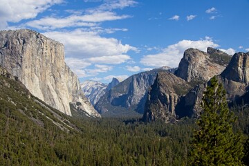 Fototapeta na wymiar Looking over Yosemite Valley from the Tunnel View turnout on a beautiful fall day.