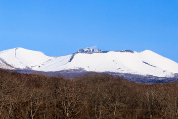 北海道苫小牧市、雪に覆われた初春の樽前山【3月】
