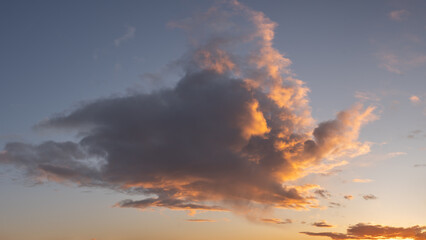 Fototapeta premium Wolken im Sonnenuntergang mit kleiner Regenfront