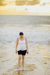 The pregnant woman smiled brightly. Sea by the beach