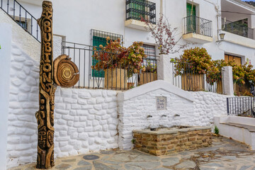 Obraz premium street of a typical town in the Alpujarra of Granada with white walls and a wooden roof