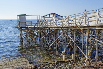 Alignement en bord de mer de cabanes sur pilotis