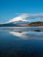 Obraz premium 富士山と凍った山中湖