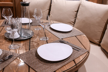 jardin terrasse table assiette couvert fauteuil couvert repas soir loisir fete exterieur