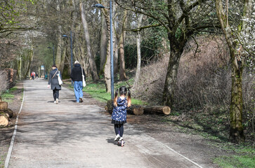 loisir promenade printemps climat environnement arbre nature fleur detente sentier balade gens...