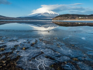 富士山と凍った山中湖