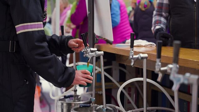 Pouring beer and serving it at an outdoor beeriest