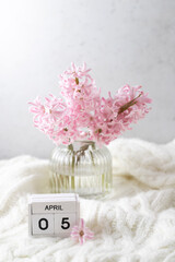 Obraz na płótnie Canvas Pink hyacinth in vase and calendar date April 5. Included in the group of horizontal and vertical photos with all April dates