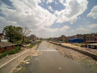 Fototapeta na wymiar Rivière polluée de Katmandou qui sépare la ville 