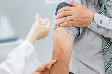 ワクチン・注射を打つ医者と患者
