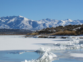 Fototapeta na wymiar snow covered ruby mountain range, lake ice