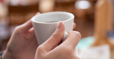 コーヒーを飲む