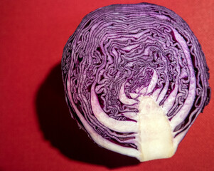 Obraz premium macro di bel radicchio rosso tagliato a metà