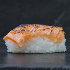 Pieza de sushi exhibida 