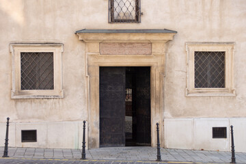 Fototapeta na wymiar Eingang einer alten Kirche in Bratislava