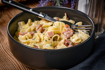 Tagliatelle mosse Carbonara