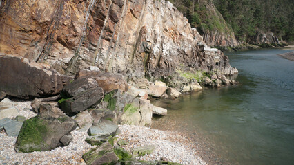 Río entre paredes rocosas