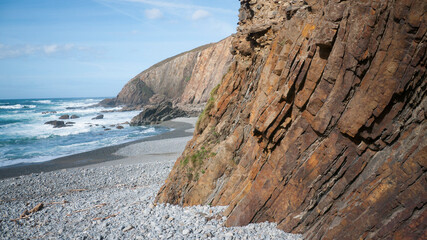 Fototapeta na wymiar Pared rocosa en playa de Asturias