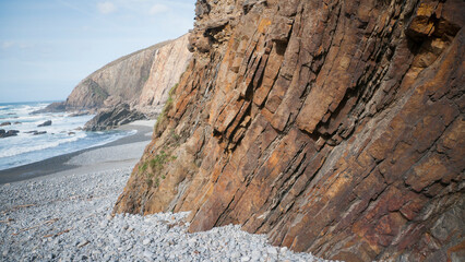 Pared rocosa en playa de Asturias