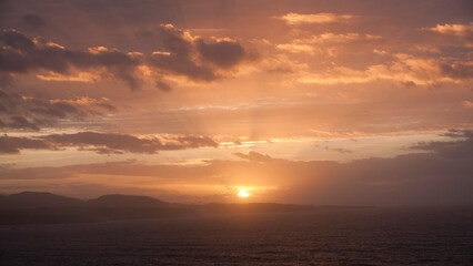 Fototapeta na wymiar Atardecer en horizonte marino